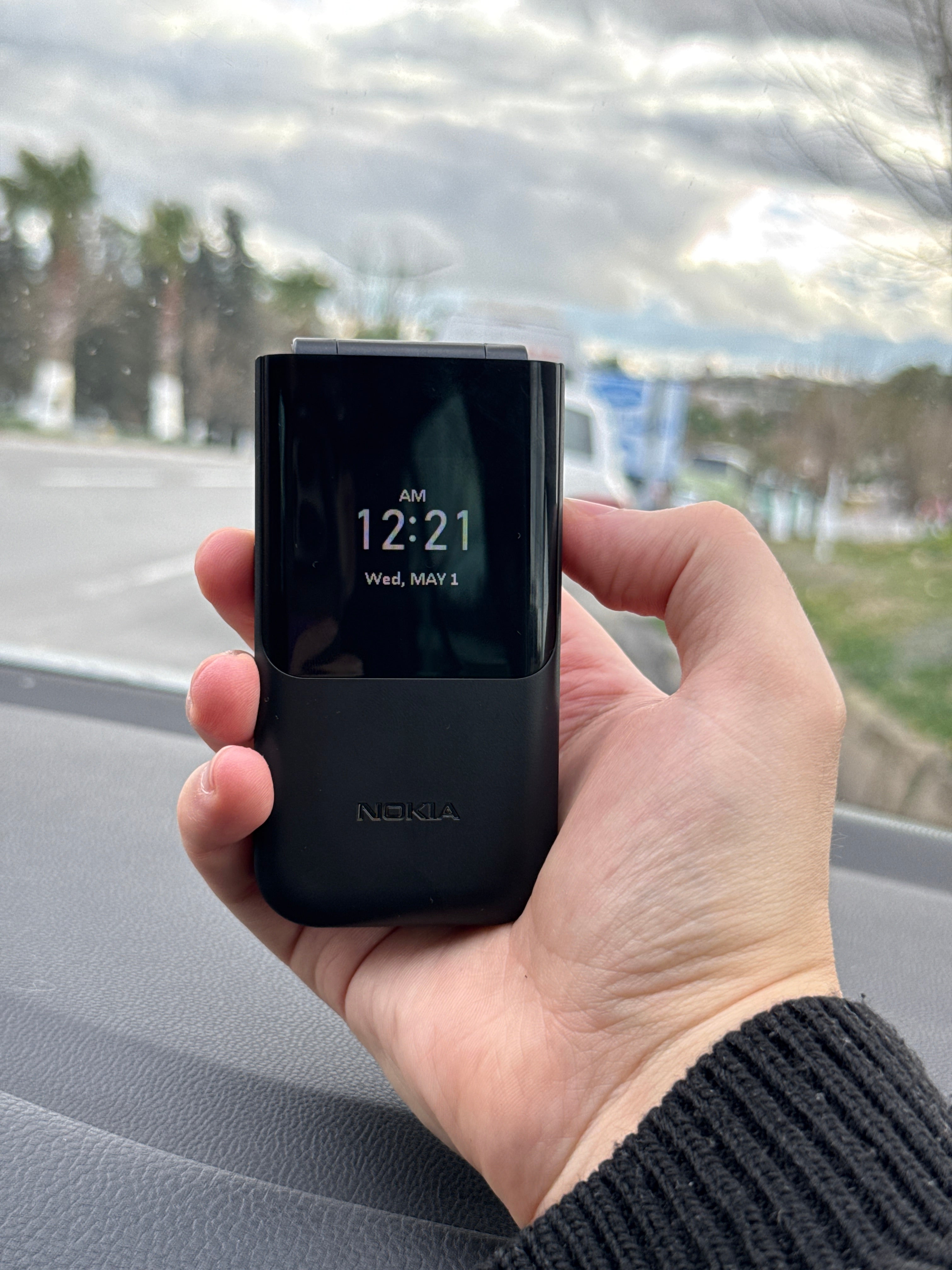 📱 Nokia 2720 Flip(سعره تسعمئة و تسعون)